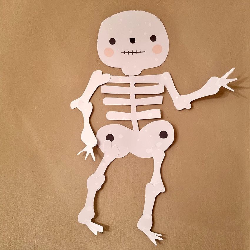 Skelett basteln mit Kindern – fertiges Halloween Skelett aus Bastelvorlage von Lissi Rainbow